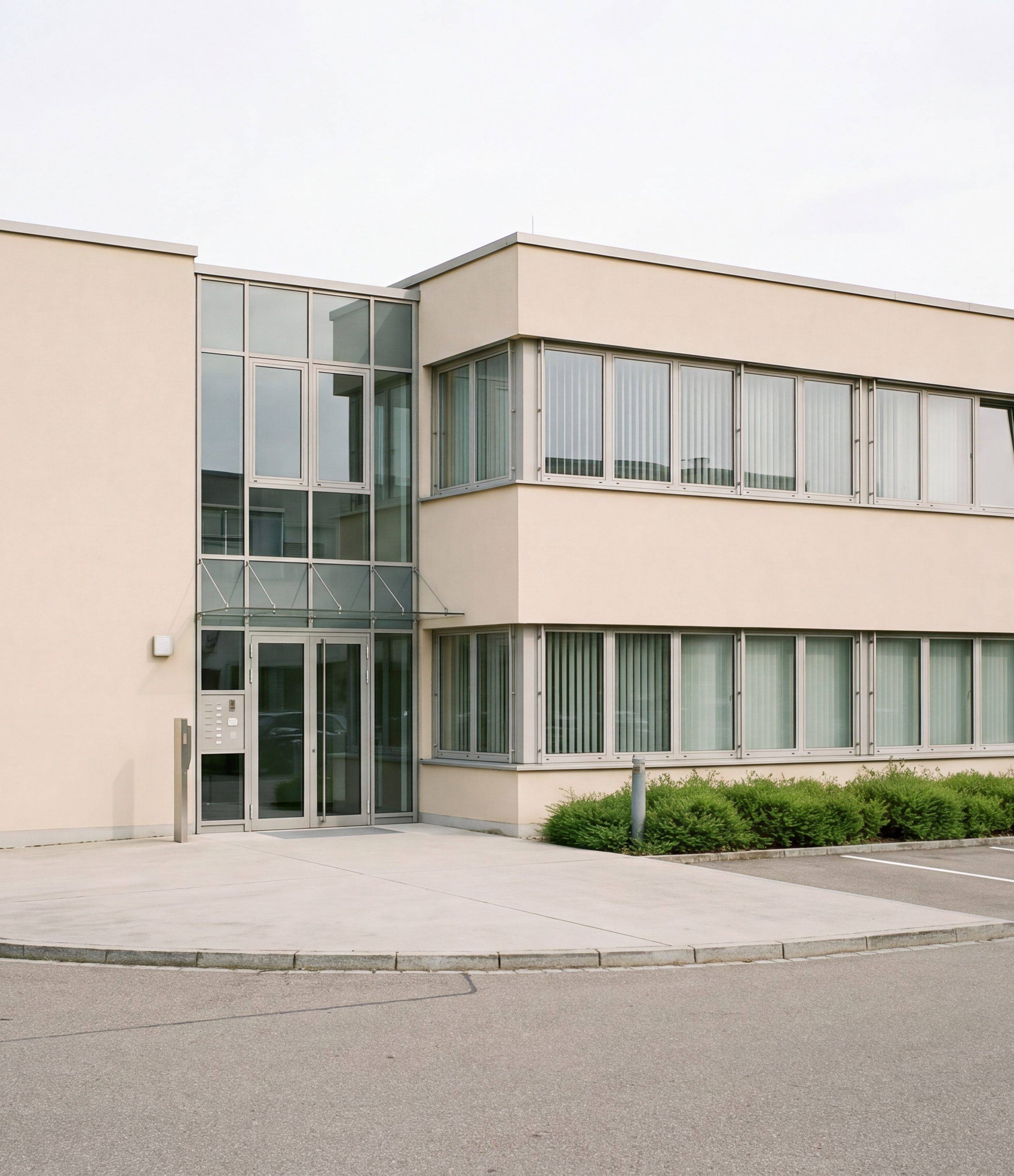 Gewerbegebaeude mit Vorplatz